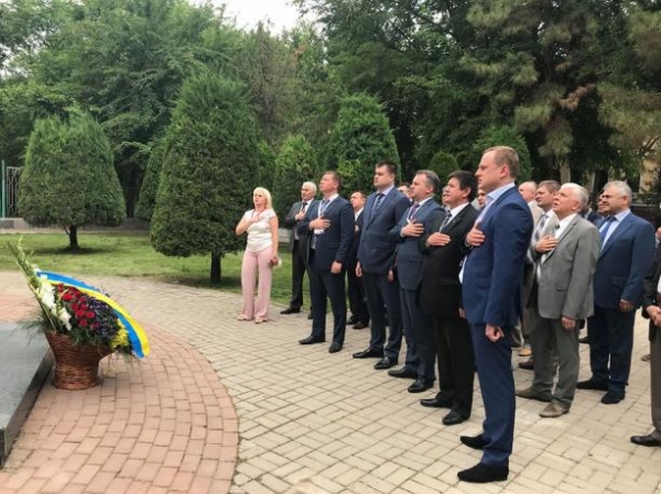 Делегація Львівщини поклала квіти до пам’ятника Тарасу Шевченкові в Узбекистані