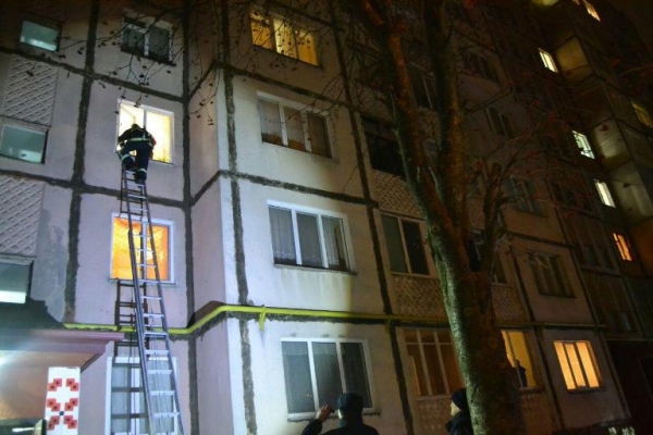 Рівне: рятувальники надали допомогу по відкриванню дверей квартири в якій знаходилась малолітня дитина