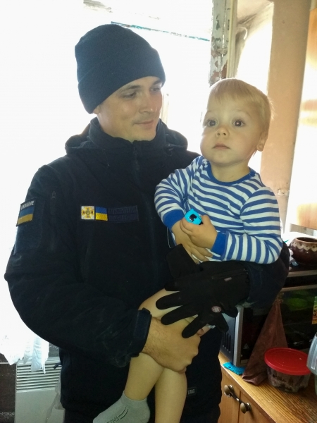 На Луганщині материнська безвідповідальність могла призвести до біди, але рятувальники завжди поруч