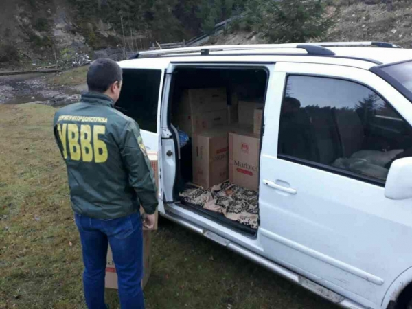 На Буковині правоохоронці припинили доставку 20 ящиків безакцизних сигарет до кордону з Румунією