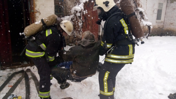 Під час гасіння пожежі бійці У ДСНС у Кіровоградській області врятували двох громадян