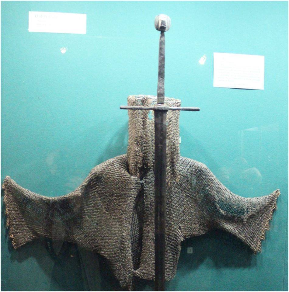 Обладунки та півтораручний меч одного із лицарів Фредеріка Гербурта