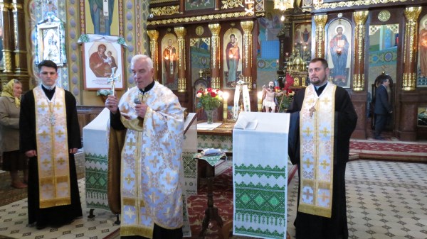 У храмі св. ап. Петра і Павла знаходилися ікона Вишгородська Богородиці та мощі святого папи Івана Павла ІІ