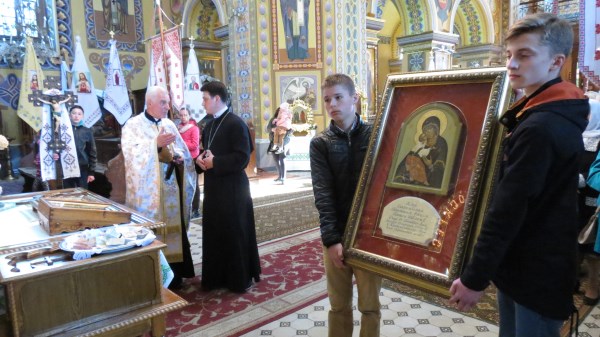 У храмі св. ап. Петра і Павла знаходилися ікона Вишгородська Богородиці та мощі святого папи Івана Павла ІІ