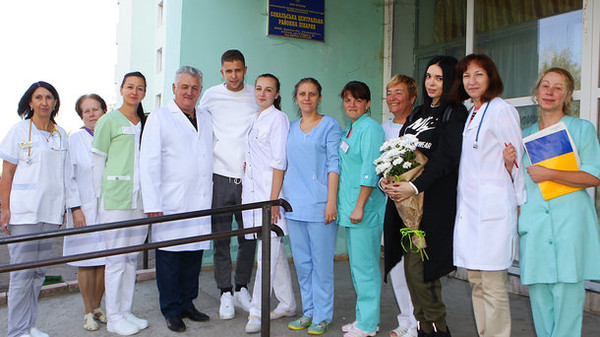 Артем з дружиною Ганною в Сокальській лікарні. фото ФК Динамо