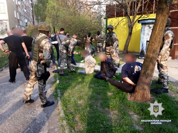 У Львові правоохоронці затримали групу зловмисників, котрі вимагали у місцевого мешканця 20 тисяч доларів