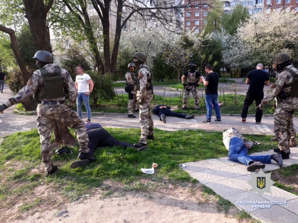 У Львові правоохоронці затримали групу зловмисників, котрі вимагали у місцевого мешканця 20 тисяч доларів
