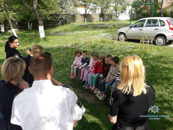 Поліцейські навчали вихованців дитячого будинку «Оранта» правилам безпечної поведінки на дорозі