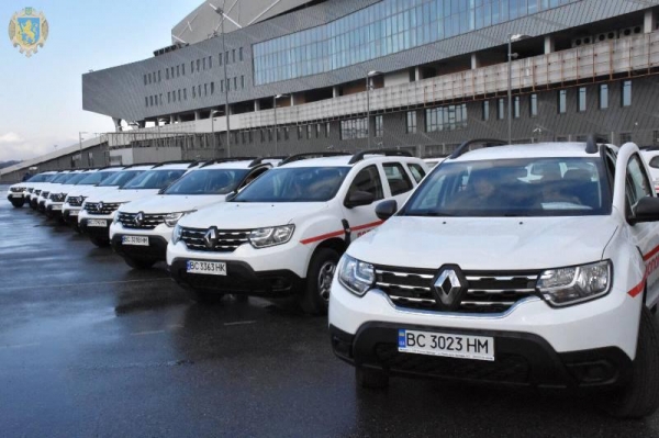 Сільські амбулаторії на Львівщині отримали 43 нових автомобілі Renault Duster