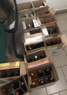 «Смачного»: житель Буковини не довіз додому понад 300 пляшок вина і «мішок» шоколаду