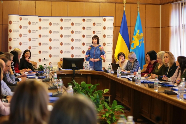У Львівській ОДА відбувся круглий стіл з питань інституалізації послуг для осіб, постраждалих від насильства