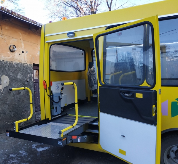 Область отримала перший з спеціалізованих транспортних засобів із спеціалізованим обладнанням для перевезення дітей з інвалідністю