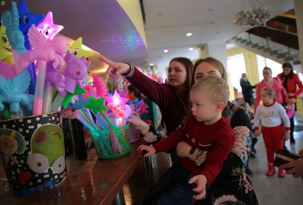 Понад півтори тисячі дітей з усієї області переглянули виставу «Новорічні забави»