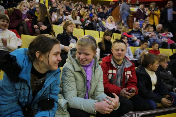 Понад півтори тисячі дітей з усієї області переглянули виставу «Новорічні забави»