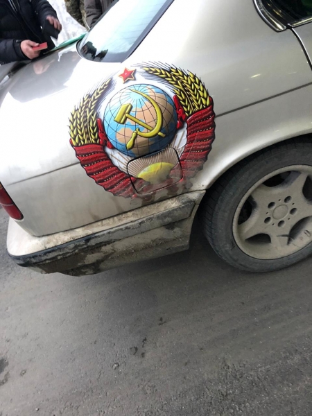 На кордоні з Молдовою затримали іноземця на автомобілі «BMW» з фейковими номерними знаками та радянською символікою