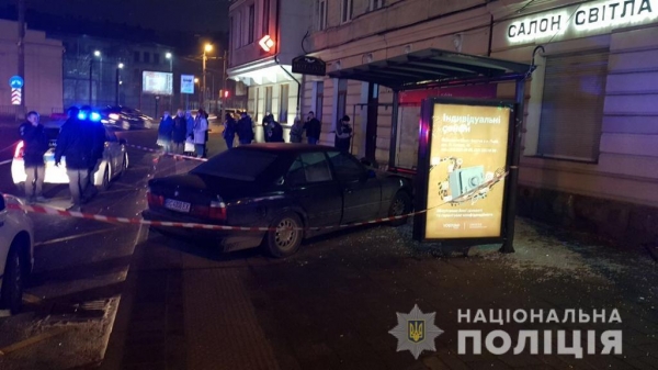 У Львові водій "БМВ", позбавлений права керувати транспортними засобами, в'їхав у зупинку громадського транспорту, травмувавши при цьому молоду жінку.