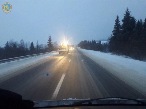Більше 100 одиниць снігоприбиральної техніки очищують дороги Львівщини від снігу