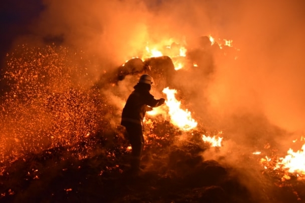 Миколаївська область: рятувальники ліквідували масштабну пожежу тюкованої соломи на відкритій території