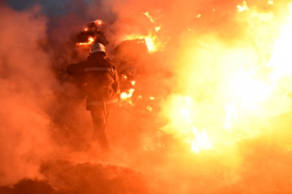 Миколаївська область: рятувальники ліквідували масштабну пожежу тюкованої соломи на відкритій території
