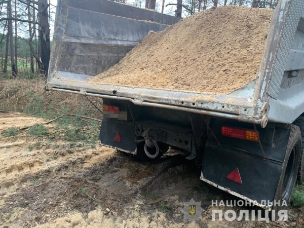 Поліцейські викрили зловмисників, причетних до незаконного видобування піску на Львівщині