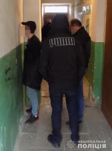 У Львові оперативники кримінальної поліції затримали псевдополіцейського, причетного до пограбування пенсіонерки