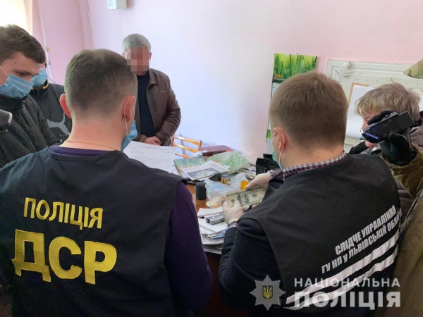 На Львівщині поліцейські викрили в отриманні хабара керівника одного з державних підприємств