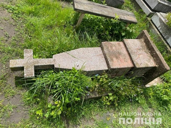 У Яворові оперативники кримінальної поліції викрили зловмисника, причетного до пошкодження пам’ятників на кладовищі
