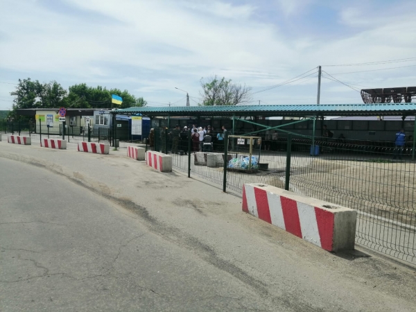 На Донбасі окупанти знову заблокували функціонування гуманітарних дорожніх коридорів
