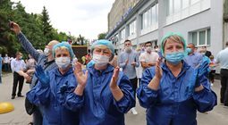 Сьогодні у Львові святкують День музики і День медика: на стіні лікарні швидкої медичної допомоги з виступом октету відкрили символічний мурал