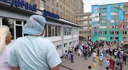 Сьогодні у Львові святкують День музики і День медика: на стіні лікарні швидкої медичної допомоги з виступом октету відкрили символічний мурал