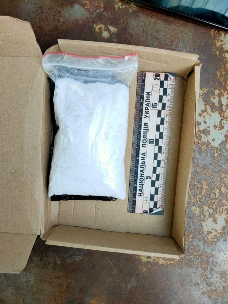 Пошта зі «шлейфом» – у КПВВ «Станиця Луганська» виявили посилку з наркотиками