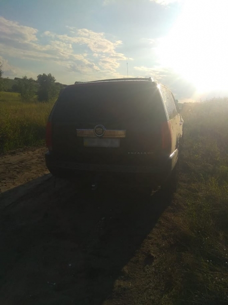 (ВІДЕО) Біля кордону з РФ прикордонники зупинили «Cadillac Escalade», «Jeep Grand Cherokee» і «Toyota Tundra» та запобігли «оборудці»