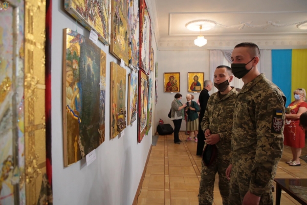 У Будинку офіцерів презентували виставку загиблого воїна АТО Юрія Колесника 