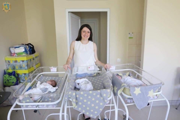 Передчасно народжену трійню виписали із Львівського перинатального центру додому