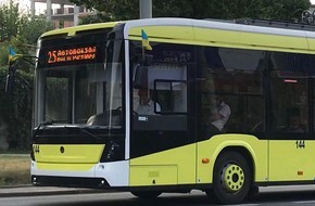 До Дня Державного Прапора та Незалежності України трамваї і тролейбуси прикрасили прапорцями