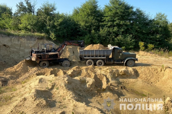 Поліцейські викрили зловмисника, причетного до незаконного видобування піску на Яворівщині
