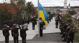 На Меморіалі Героїв Небесної Сотні вояки братства ветеранів УПА підняли національний стяг