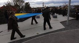 На Меморіалі Героїв Небесної Сотні вояки братства ветеранів УПА підняли національний стяг