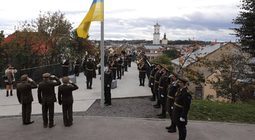 На мемориал Героев Небесной Сотни воины братства ветеранов УПА подняли национальный флаг