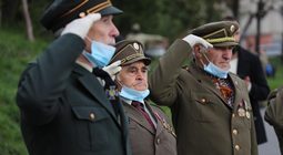На мемориал Героев Небесной Сотни воины братства ветеранов УПА подняли национальный флаг