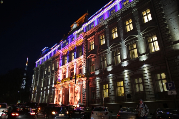 Будівлю Львівської ОДА підсвітили помаранчевим