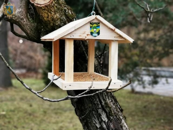 «Нагодуй птахів взимку»: у парках Львова розвісили 90 годівниць