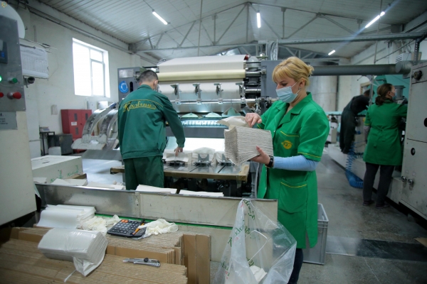 Максим Козицький ознайомився із роботою підприємства з виробництва паперу у Гніздичеві 