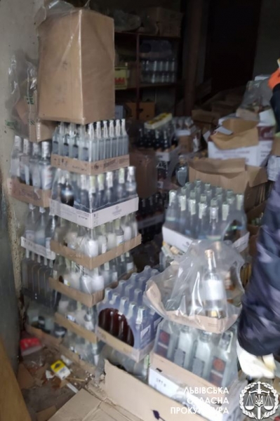 Майже 5 000 пляшок алкоголю та 11 000 пачок цигарок: у Золочівському районі припинили розповсюдження фальсифікату