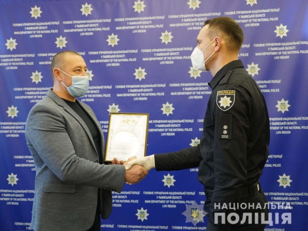 Поліцейські Львівщини отримали відзнаки - за оперативні розкриття злочинів та відважність під час порятунку людини