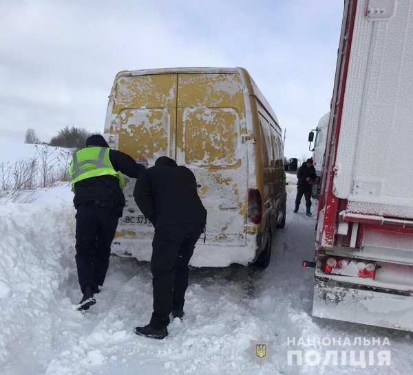 Негода не відступає: на Львівщині поліцейські  допомагають водіям, які потрапили у снігову пастку
