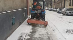 Усі комунальні служби залучені до прибирання міста від снігу