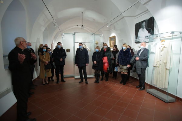 У музеї Митрополита Шептицького відкрили мультимедійну виставку «Художники дипломати – перехресні стежки»