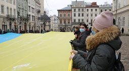 У центрі Львова урочисто заспівали Державний Гімн України та розгорнули синьо-жовтий стяг