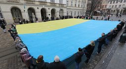У центрі Львова урочисто заспівали Державний Гімн України та розгорнули синьо-жовтий стяг